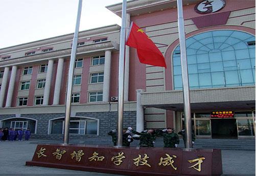 保定新興工業技工學校是全日制學校嗎？學校提供住宿嗎？
